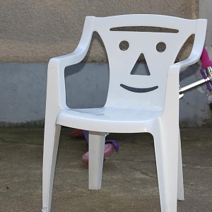 Chaise de jardin souriante